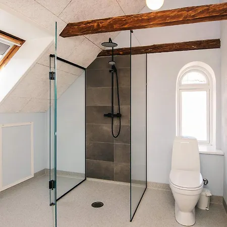 8 Person In Bjert-by Traum