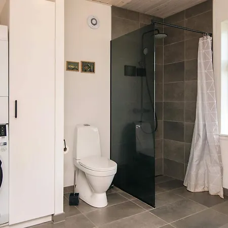 8 Person In Bjert-by Traum