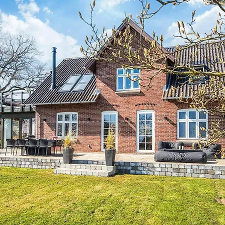 8 Person In Bjert-by Traum Feriehus *
